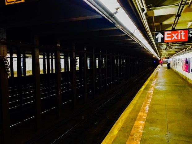 New York metrosu oldukça işlevsel. Çok sayıda hat ve aynı güzergah üzerinde 4lü hatlar sayesinden normal ve ekspres hatlar çalışıyor.