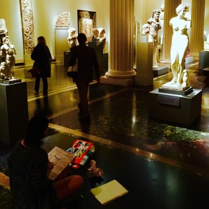 The Met müzesinde resim çizin, not alan insanlara rastlamak mümkün.